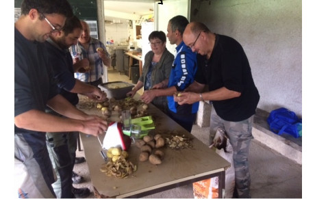 EN PLEINE PREPARATION DU GRATIN DAUPHINOIS !!